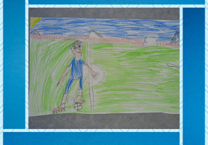 Praca wykonana kredkami na białym tle. Na rysunku znajduje się piłkarz w niebieskim stroju na zielonym boisku, w tle widać błękitne niebo.